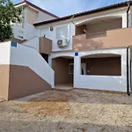 Gemuetliche Erdgeschosswohnung Ema Mit Terrasse By Interhome 维尔