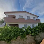 Gemuetliche Erdgeschosswohnung Ema Mit Terrasse By Interhome 维尔
