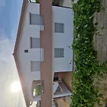 Gemuetliche Erdgeschosswohnung Ema Mit Terrasse By Interhome * 维尔