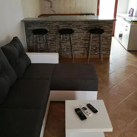 Gemuetliche Erdgeschosswohnung Ema Mit Terrasse By Interhome 维尔
