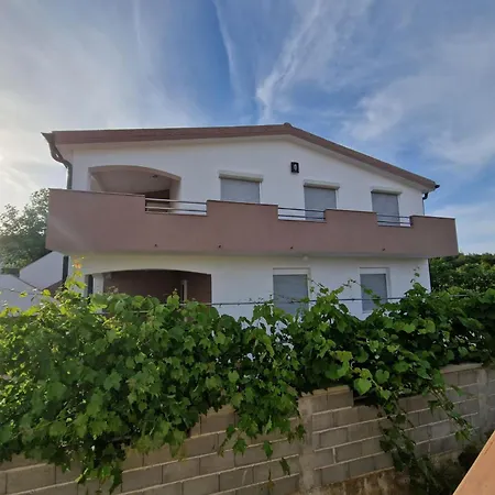 Gemuetliche Erdgeschosswohnung Ema Mit Terrasse By Interhome 维尔