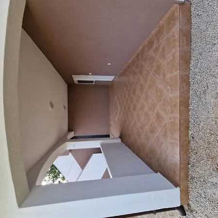 Gemuetliche Erdgeschosswohnung Ema Mit Terrasse By Interhome 维尔