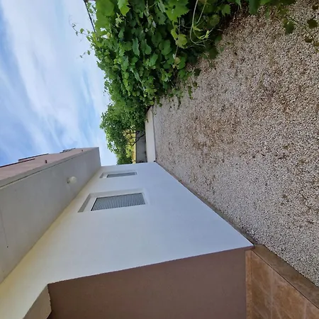 Gemuetliche Erdgeschosswohnung Ema Mit Terrasse By Interhome * 维尔