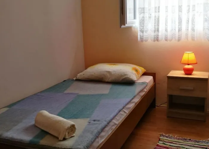 Gemuetliche Erdgeschosswohnung Ema Mit Terrasse By Interhome Lägenhet Vir