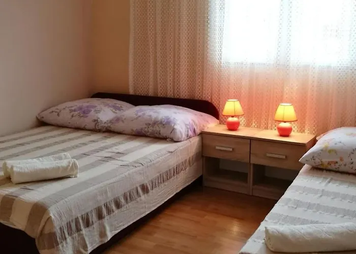 Gemuetliche Erdgeschosswohnung Ema Mit Terrasse By Interhome Lägenhet Vir