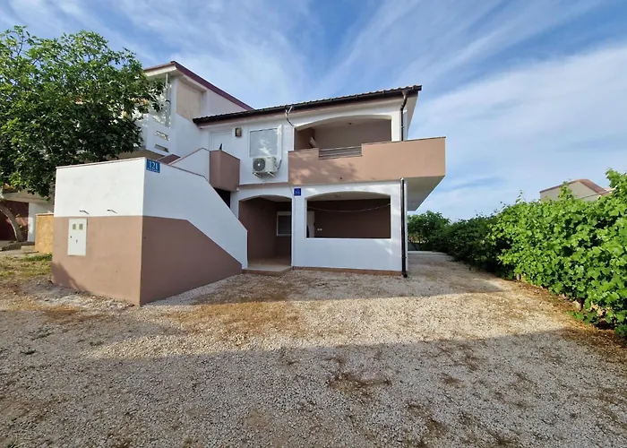 Lägenhet Gemuetliche Erdgeschosswohnung Ema Mit Terrasse By Interhome Vir