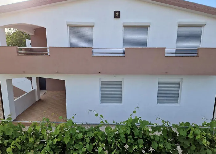 Gemuetliche Erdgeschosswohnung Ema Mit Terrasse By Interhome Lägenhet