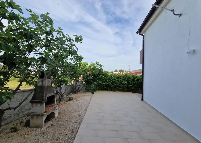 Gemuetliche Erdgeschosswohnung Ema Mit Terrasse By Interhome Lägenhet *