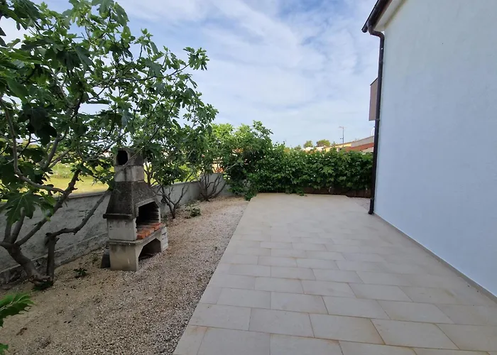 Gemuetliche Erdgeschosswohnung Ema Mit Terrasse By Interhome Lägenhet Vir