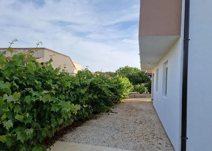 Gemuetliche Erdgeschosswohnung Ema Mit Terrasse By Interhome Lägenhet Vir