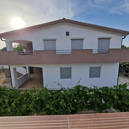 Gemuetliche Erdgeschosswohnung Ema Mit Terrasse By Interhome Vir