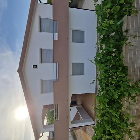 Gemuetliche Erdgeschosswohnung Ema Mit Terrasse By Interhome * Vir