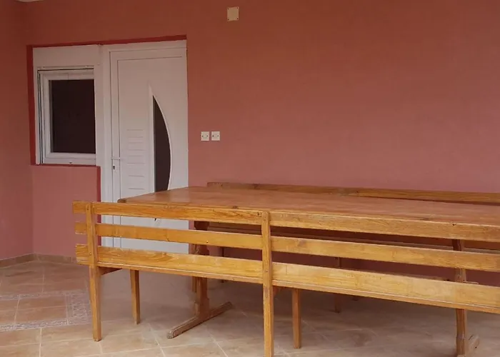 Gemuetliche Erdgeschosswohnung Ema Mit Terrasse By Interhome Apartmán *